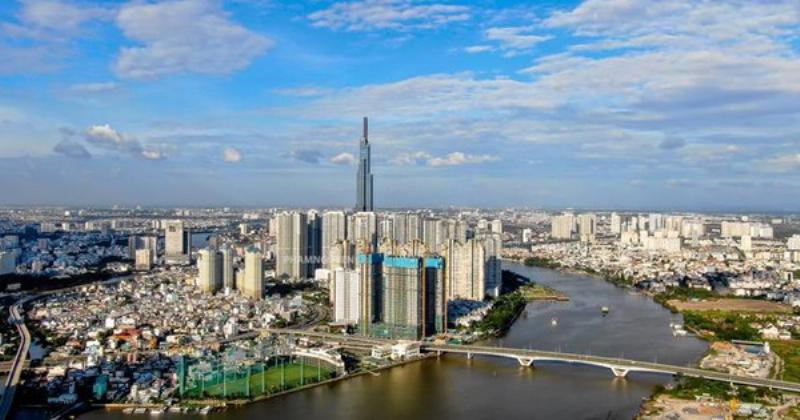 Hình ảnh minh họa việc ký kết hợp đồng thuê nhà, với chìa khóa và hợp đồng, tượng trưng cho giao dịch thuê